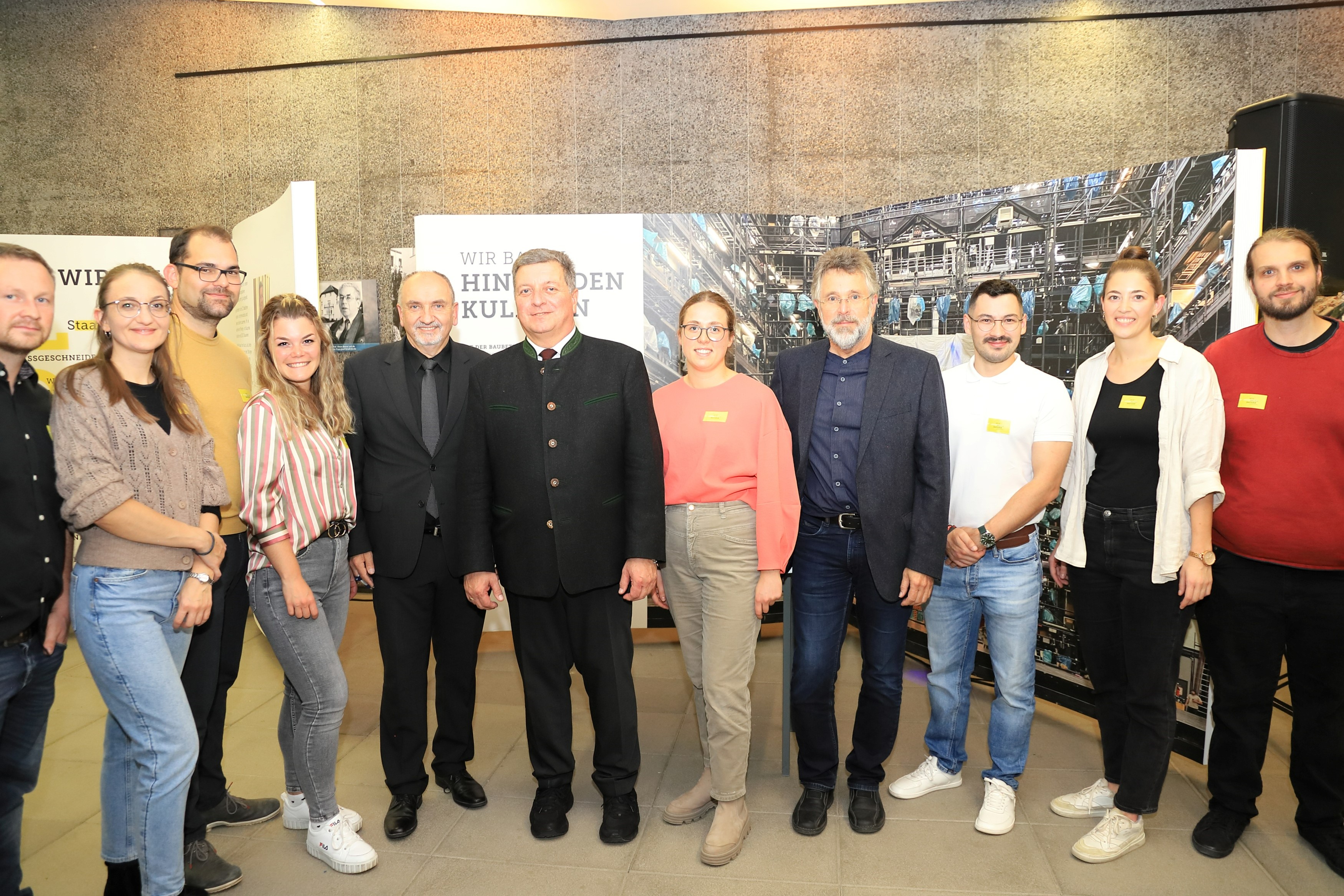 Die Mitarbeiterinnen und Mitarbeiter des Staatlichen Bauamts Passau mit Staatsminister Christian Bernreiter, Behördenleiter Norbert Sterl und Bereichsleiter Hochbau Gerald Escherich. Die Mitarbeiterinnen und Mitarbeiter des Staatlichen Bauamts Passau mit Staatsminister Christian Bernreiter, Behördenleiter Norbert Sterl und Bereichsleiter Hochbau Gerald Escherich.