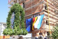 Gespannt verfolgten die Gäste das Hochziehen der Richtkrone. Gespannt verfolgten die Gäste das Hochziehen der Richtkrone.