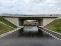 Nach einem Regenschauer glänzt die Gemeindeverbindungsstraße wie frisch gewaschen. Noch endet sie hinter dem neuen Brückenbauwerk, bis zum Jahresende sollen die Arbeiten am Parallelwegenetz abgeschlossen sein. Nach einem Regenschauer glänzt die Gemeindeverbindungsstraße wie frisch gewaschen. Noch endet sie hinter dem neuen Brückenbauwerk, bis zum Jahresende sollen die Arbeiten am Parallelwegenetz abgeschlossen sein.