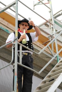 Siegfried Piske, Kreishandwerks- und Obermeister der Zimmererinnung Passau, lobte im Richtspruch die Arbeit der Bauherren, Planer und Handwerker und dankte den Nachbarn und allen Beteiligten. Siegfried Piske, Kreishandwerks- und Obermeister der Zimmererinnung Passau, lobte im Richtspruch die Arbeit der Bauherren, Planer und Handwerker und dankte den Nachbarn und allen Beteiligten.