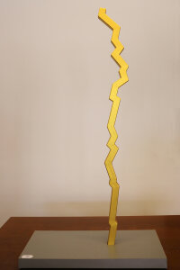 Der goldene Obelisk symbolisiert das Höhenprofil des Verlaufs der Gulden Straß über Berghügel und Täler.