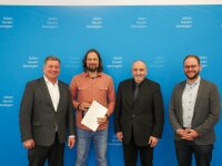 Beim Termin am Bauministerium übergab Bauminister Christian Bernreiter (v.l.) die Urkunde und eine Flasche Wein an Vermessungsingenieur Rudolf Klimek. Dazu gratulierten auch Behörden-leiter Norbert Sterl und Abteilungsleiter Bastian Wufka. Beim Termin am Bauministerium übergab Bauminister Christian Bernreiter (v.l.) die Urkunde und eine Flasche Wein an Vermessungsingenieur Rudolf Klimek. Dazu gratulierten auch Behörden-leiter Norbert Sterl und Abteilungsleiter Bastian Wufka.