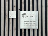 Die Tafeln zum Regionalpreis sowie zum Immateriellen Kulturerbe sind an exponierter Stelle am Gebäude angebracht. Die Tafeln zum Regionalpreis sowie zum Immateriellen Kulturerbe sind an exponierter Stelle am Gebäude angebracht.