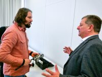 Bei einem kleinen Empfang im Ministerium zeigte Rudolf Klimek (links) Bauminister Christian Bernreiter, wie seine „Minilore“ funktioniert. Bei einem kleinen Empfang im Ministerium zeigte Rudolf Klimek (links) Bauminister Christian Bernreiter, wie seine „Minilore“ funktioniert.