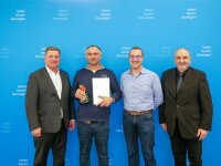 Für seine Innovation dankte Bauminister Christian Bernreiter (v.l.) Straßenwärter Helmut Stöbich. Dazu gratulierten auch Oberstraßenmeister Michael Maul und Behördenleiter Norbert Sterl. Für seine Innovation dankte Bauminister Christian Bernreiter (v.l.) Straßenwärter Helmut Stöbich. Dazu gratulierten auch Oberstraßenmeister Michael Maul und Behördenleiter Norbert Sterl.