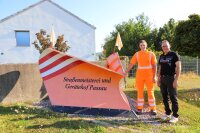 An der Straßenmeisterei Passau macht Marcel Hofer-Gründling seine Ausbildung zum Straßenwärter. Straßenmeister Gerhard Heigl freut sich über die tatkräftige Verstärkung für sein Team.