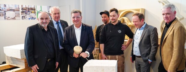 Bauminister Christian Bernreiter (3. von links) versucht sich am Messestand der Dombauhütten mit Klüpfel und Meißel an der Oberflächenbearbeitung eines Werksteins aus der Passauer Dombauhütte. Es assistierten Ltd. Baudirektor Norbert Sterl (von links), Präsident Franz Xaver Peteranderl, die Steinmetze Sebastian Wimmer und Daniel Salimi sowie die Leiter der Staatli-chen Bauämter Bamberg und Regensburg, Ulrich Delles und Karl Stock. Bauminister Christian Bernreiter (3. von links) versucht sich am Messestand der Dombauhütten mit Klüpfel und Meißel an der Oberflächenbearbeitung eines Werksteins aus der Passauer Dombauhütte. Es assistierten Ltd. Baudirektor Norbert Sterl (von links), Präsident Franz Xaver Peteranderl, die Steinmetze Sebastian Wimmer und Daniel Salimi sowie die Leiter der Staatli-chen Bauämter Bamberg und Regensburg, Ulrich Delles und Karl Stock.