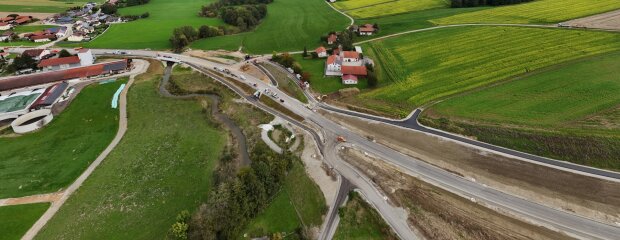Letzte Arbeiten auf der St 2112 bei Altersham: Ab kommenden Donnerstag wird die Straße wieder für den Verkehr freigegeben. Der daneben verlaufende Radweg bleibt noch gesperrt. Letzte Arbeiten auf der St 2112 bei Altersham: Ab kommenden Donnerstag wird die Straße wieder für den Verkehr freigegeben. Der daneben verlaufende Radweg bleibt noch gesperrt.