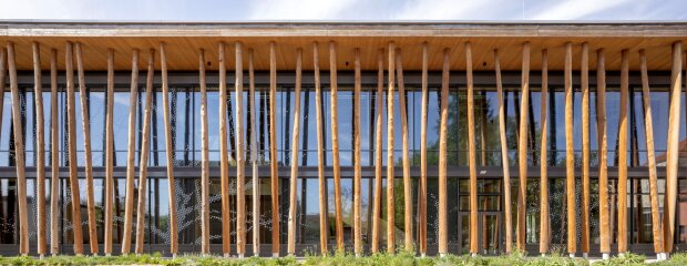 Das NAWAREUM - Museum für nachwachsende Rohstoffe in Straubing mit seiner beeindruckenden Baumstammfassade. Das NAWAREUM - Museum für nachwachsende Rohstoffe in Straubing mit seiner beeindruckenden Baumstammfassade.