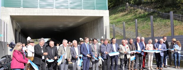 Mit dem symbolischen Band-Durchschneiden wurde die Ortsumgehung Vilshofen für den Verkehr freigegeben. Die Feier fand an der Fledermausgalerie am Galgenbergtobel statt. Mit dem symbolischen Band-Durchschneiden wurde die Ortsumgehung Vilshofen für den Verkehr freigegeben. Die Feier fand an der Fledermausgalerie am Galgenbergtobel statt.