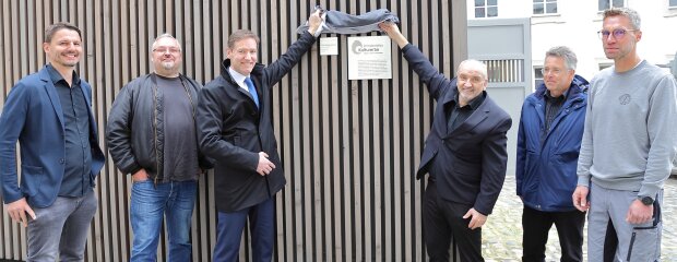 Bei der Enthüllung der regiNO-Plakette (l.) und der Plakette zum UNESCO-Kulturerbe (r.): Ste-fan Kohlmeier (v.l.) und Volker Kilian von Arc Architekten, Regierungspräsident Rainer Hasel-beck, der Leiter des Staatlichen Bauamts Passau Norbert Sterl, Bereichsleiter Hochbau Gerald Escherich sowie Hüttenmeister Jérôme Zahn. Bei der Enthüllung der regiNO-Plakette (l.) und der Plakette zum UNESCO-Kulturerbe (r.): Ste-fan Kohlmeier (v.l.) und Volker Kilian von Arc Architekten, Regierungspräsident Rainer Hasel-beck, der Leiter des Staatlichen Bauamts Passau Norbert Sterl, Bereichsleiter Hochbau Gerald Escherich sowie Hüttenmeister Jérôme Zahn.