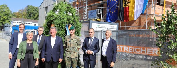 Beim Richtfest (v.l.): Regierungspräsident der Regierung von Niederbayern Dr. Rainer Haselbeck, 2. Bürgermeisterin der Stadt Regen Sabrina Laschinger, Bereichsleiter Hochbau des Staatlichen Bauamts Passau Gerald Escherich, Bayerns Bauminister Christian Bernreiter, Oberstleutnant des Panzergrenadierbataillons 112 Andreas Mack, Ministerialdirigent im Bundesverteidigungsministerium Dr. Alexander Götz und Landrat des Landkreises Regen Dr. Ronny Raith Beim Richtfest (v.l.): Regierungspräsident der Regierung von Niederbayern Dr. Rainer Haselbeck, 2. Bürgermeisterin der Stadt Regen Sabrina Laschinger, Bereichsleiter Hochbau des Staatlichen Bauamts Passau Gerald Escherich, Bayerns Bauminister Christian Bernreiter, Oberstleutnant des Panzergrenadierbataillons 112 Andreas Mack, Ministerialdirigent im Bundesverteidigungsministerium Dr. Alexander Götz und Landrat des Landkreises Regen Dr. Ronny Raith
