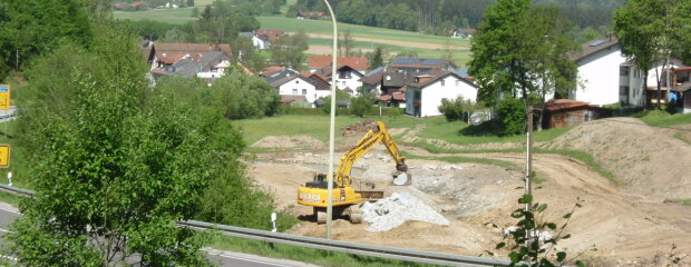 Neben der Bundesstraße wurde ein neues Bachbett gegraben, das mit Sohlsubstrat sowie Findlingen aus dem bestehenden Bach stabilisiert und strukturiert wurde. Neben der Bundesstraße wurde ein neues Bachbett gegraben, das mit Sohlsubstrat sowie Findlingen aus dem bestehenden Bach stabilisiert und strukturiert wurde.