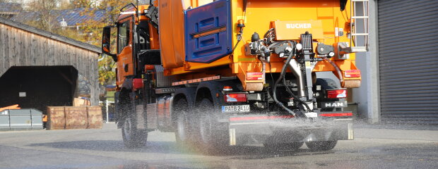 Vorführung der FS 100-Streuung im Hof der Straßenmeisterei Freyung. Vorführung der FS 100-Streuung im Hof der Straßenmeisterei Freyung.