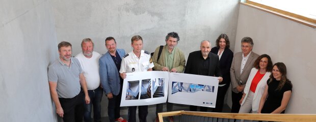 Im Treppenhaus, in dem das Kunstwerk umgesetzt werden soll, präsentierten Leitender Baudirektor Bernhard Kohl (v.l.), Künstler Hubert Huber, Erster Bürgermeister Martin Biber, Polizeihauptkommissar Christian Biedermann, Künstler Georg Tassev, Leitender Baudirektor Norbert Sterl, Ministerialrätin Ulrike Mannhart, Baudirektor Gerald Escherich und Regierungsdirektorin Ellen Wagner sowie Architektin Anna Maria Michetschläger den Siegerentwurf. Im Treppenhaus, in dem das Kunstwerk umgesetzt werden soll, präsentierten Leitender Baudirektor Bernhard Kohl (v.l.), Künstler Hubert Huber, Erster Bürgermeister Martin Biber, Polizeihauptkommissar Christian Biedermann, Künstler Georg Tassev, Leitender Baudirektor Norbert Sterl, Ministerialrätin Ulrike Mannhart, Baudirektor Gerald Escherich und Regierungsdirektorin Ellen Wagner sowie Architektin Anna Maria Michetschläger den Siegerentwurf.