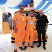 Die „Highway-Chaoten“ der Straßenmeisterei Vilshofen holten den Sieg bei der 2. Bayerischen Schneepflugmeisterschaft: Leitender Baudirektor Norbert Sterl (v.r.) gratulierte Christian Klosterhuber und Dominik Friedl.
