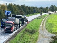 Hochbetrieb herrschte auf der St 2125 Kößnach-Sossau beim Einbau der Asphalt-binderschicht. Hochbetrieb herrschte auf der St 2125 Kößnach-Sossau beim Einbau der Asphalt-binderschicht.