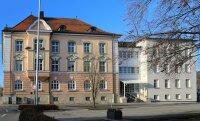 Das Staatliche Bauamt Passau hat in Vilshofen das ehemalige Landratsamtsgebäude in der Jahnallee saniert und umgebaut. 