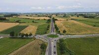 Der Arbinger Kreisel bildete den Mittelpunkt zwischen den beiden großen Sanierungsmaßnahmen: Zum Zeitpunkt der Aufnahme war die St 2115 in Richtung Winzer bereits asphaltiert, als nächstes folgte die Sanierung der B 8 in Richtung Künzing (rechts im Bild). oder Bild21b: Die frisch asphaltierte St 2115 im Bereich der Rossfeldener Kreuzung. Der Arbinger Kreisel bildete den Mittelpunkt zwischen den beiden großen Sanierungsmaßnahmen: Zum Zeitpunkt der Aufnahme war die St 2115 in Richtung Winzer bereits asphaltiert, als nächstes folgte die Sanierung der B 8 in Richtung Künzing (rechts im Bild). oder Bild21b: Die frisch asphaltierte St 2115 im Bereich der Rossfeldener Kreuzung.