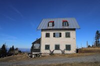 Der Anbau am Waldschmidthaus wurde noch im Herbst abgebrochen. Im Frühjahr soll die Bo-denplatte für den neuen Anbau gefertigt werden. Der Anbau am Waldschmidthaus wurde noch im Herbst abgebrochen. Im Frühjahr soll die Bo-denplatte für den neuen Anbau gefertigt werden.