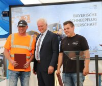 Platz 9 erreichte das Team der Straßenmeisterei Freyung - Bundeslandwirtschaftsminister Alois Rainer gratulierte Christian Eder und Franz Plöchinger. Platz 9 erreichte das Team der Straßenmeisterei Freyung - Bundeslandwirtschaftsminister Alois Rainer gratulierte Christian Eder und Franz Plöchinger.