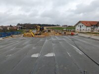 Auf Höhe Altgmain wird die Gemeindeverbindungsstraße unter einer Brücke durchgeführt. Das Bauwerk wurde im Herbst betoniert. Auf Höhe Altgmain wird die Gemeindeverbindungsstraße unter einer Brücke durchgeführt. Das Bauwerk wurde im Herbst betoniert.