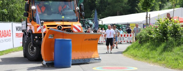 Eine schwierige Disziplin: Das blaue Fass musste durch einen Slalomparcours geschoben und möglichst im Kreis platziert werden. Eine schwierige Disziplin: Das blaue Fass musste durch einen Slalomparcours geschoben und möglichst im Kreis platziert werden.