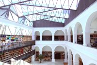 Ein neues  raffiniert konstruiertes Faltwerk aus Stahl und Glas macht den Lesesaal der Staatlichen Bibliothek Passau auch als Innenhof des ehem. Jesuitenkollegs wieder erlebbar. Elektrisch schaltbare Funktionsgläser übernehmen die Aufgaben des Sonnenschutzes und sorgen für Blendfreiheit im Lesesaal.