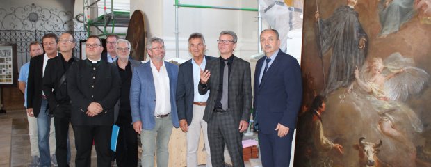 Kultusminister Bernd Sibler (2.v.r.), MdL Walter Taubeneder, Bürgermeister Franz Schönmoser, Baudirektor Felix Viemann, Kunstreferent Alois Brunner, Pfarrer Jörg Fleischer, Diözesanbaumeister Jochen Jarzombek, Kirchenpfleger Alfons Wimmer und Fachbauleiter Ulrich Weilhammer freuen sich über das gelungene Restaurierungsergebnis, das Leitender Baudirektor Norbert Sterl (rechts) bei der Führung durch die Kirche vorstellte. Rechts das aktuell restaurierte Altarbild des Hl. Leonhard-Seitenaltars. Kultusminister Bernd Sibler (2.v.r.), MdL Walter Taubeneder, Bürgermeister Franz Schönmoser, Baudirektor Felix Viemann, Kunstreferent Alois Brunner, Pfarrer Jörg Fleischer, Diözesanbaumeister Jochen Jarzombek, Kirchenpfleger Alfons Wimmer und Fachbauleiter Ulrich Weilhammer freuen sich über das gelungene Restaurierungsergebnis, das Leitender Baudirektor Norbert Sterl (rechts) bei der Führung durch die Kirche vorstellte. Rechts das aktuell restaurierte Altarbild des Hl. Leonhard-Seitenaltars.