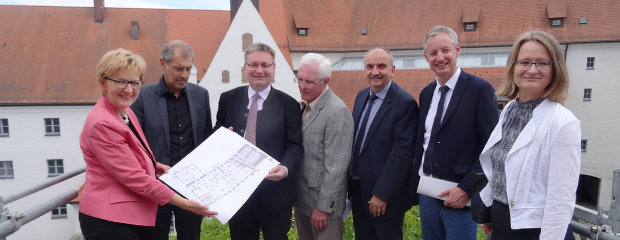 Auf dem Baugerüst begutachten Finanzamtleiterin Elisabeth Karlstetter (von links), Ministerialrat Helmut Bäumler vom Bauministerium, Staatssekretär Josef Zellmeier, Oberstaatsanwalt Klaus-Dieter Fiedler, Leitender Baudirektor Norbert Sterl, Oberbürgermeister Markus Pannermayr und Regierungsdirektorin Katharina von Milczewki von der Immobilen Freistaat Bayern das sanierte Dach des Herzogschloss-Westflügels und das Umbaukonzept für den Westturm. Auf dem Baugerüst begutachten Finanzamtleiterin Elisabeth Karlstetter (von links), Ministerialrat Helmut Bäumler vom Bauministerium, Staatssekretär Josef Zellmeier, Oberstaatsanwalt Klaus-Dieter Fiedler, Leitender Baudirektor Norbert Sterl, Oberbürgermeister Markus Pannermayr und Regierungsdirektorin Katharina von Milczewki von der Immobilen Freistaat Bayern das sanierte Dach des Herzogschloss-Westflügels und das Umbaukonzept für den Westturm.
