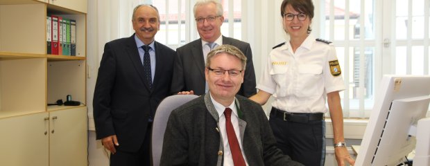 Nach Besichtigung der Sanierungsarbeiten an der Polizeiinspektion Bogen trug sich Staatssekretär Josef Zellmeier, assistiert von Dienststellenleiterin Daniela Neumayer (von rechts), Bürgermeister Franz Schedlbauer und Norbert Sterl vom Staatlichen Bauamt Passau in die Chronik der Dienststelle ein. 