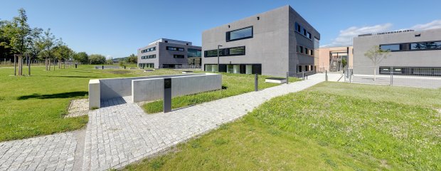 Mit der Hochschulerweiterung als Einzelbauten gelang den Architekten ein fließender Übergang vom Hochschulcampus zur Parklandschaft am Donau-Deichkronenweg. Den Institutsgebäuden Medientechnik (von links), Wirtschaftsinformatik und dem Hörsaalgebäude vorgelagert ist eine Tiefgarage, die mit einem begrünten Wiesendach zur Deichpromenade überleitet.