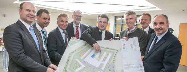 Den Plan zeigen (v.l.) JVA-Leiter Hans Jürgen Amannsberger, stv. Landrat Raimund Kneidinger, MdL Walter Taubeneder, OBJürgen Dupper, Justizminister Dr.Winfried Bausback, MdL Dr.GerhardWaschler, MdL und Anstaltsbeirat Hans Ritt aus Straubing und der Leiter des Bereichs Hochbau am Staatlichen Bauamt Norbert Sterl. Den Plan zeigen (v.l.) JVA-Leiter Hans Jürgen Amannsberger, stv. Landrat Raimund Kneidinger, MdL Walter Taubeneder, OBJürgen Dupper, Justizminister Dr.Winfried Bausback, MdL Dr.GerhardWaschler, MdL und Anstaltsbeirat Hans Ritt aus Straubing und der Leiter des Bereichs Hochbau am Staatlichen Bauamt Norbert Sterl.
