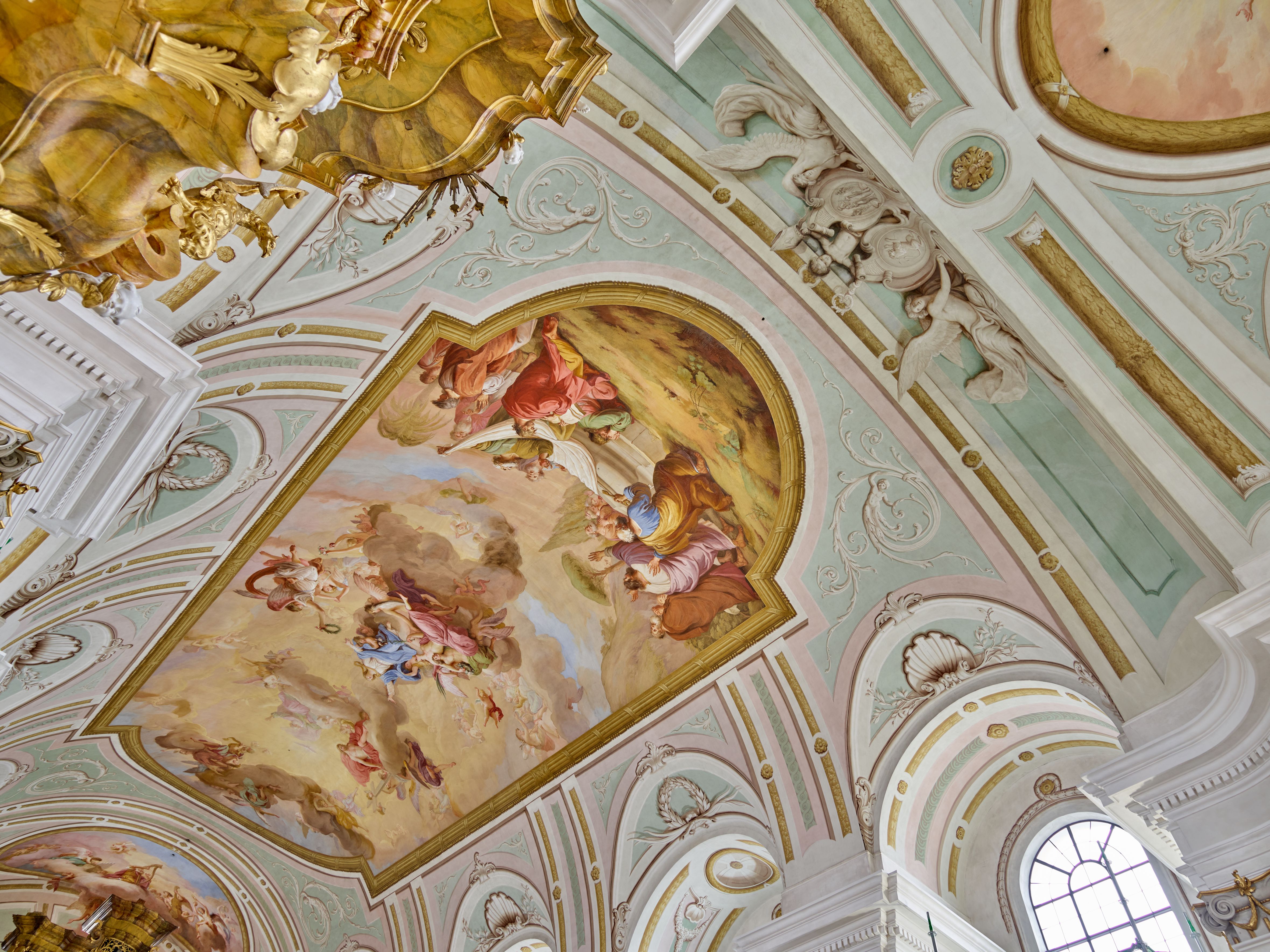 Außergewöhnlich ist der bis heute im Original erhaltene Zustand der Fresken und der Fassungen an Gewölbe und Wand. Viele Arbeitsschritte waren notwendig, um die wertvollen originalen Oberflächen erst trocken und dann mit Wasserdampf von Staub, Ruß und Schmutz zu reinigen und von dem teilweise starken Pilzbefall zu befreien. Die Fresken, die im Chor die Verklärung Christi zeigen, lassen nun wieder die Farbfrische spüren, wie sie der Tiroler Maler Joseph Schöpf um 1784 geschaffen hat. Außergewöhnlich ist der bis heute im Original erhaltene Zustand der Fresken und der Fassungen an Gewölbe und Wand. Viele Arbeitsschritte waren notwendig, um die wertvollen originalen Oberflächen erst trocken und dann mit Wasserdampf von Staub, Ruß und Schmutz zu reinigen und von dem teilweise starken Pilzbefall zu befreien. Die Fresken, die im Chor die Verklärung Christi zeigen, lassen nun wieder die Farbfrische spüren, wie sie der Tiroler Maler Joseph Schöpf um 1784 geschaffen hat.