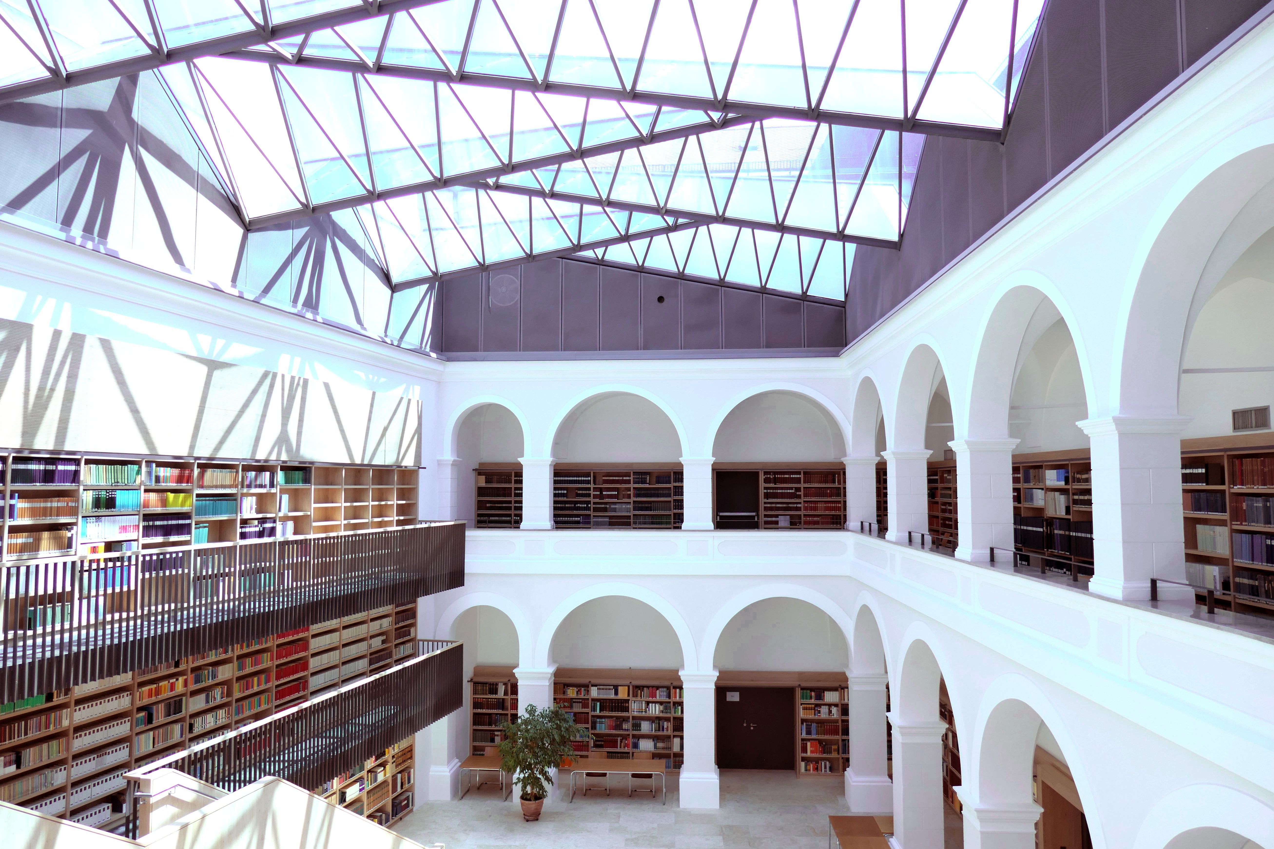 Ein neues raffiniert konstruiertes Faltwerk aus Stahl und Glas macht den Lesesaal der Staatlichen Bibliothek Passau auch als Innenhof des ehem. Jesuitenkollegs wieder erlebbar. Elektrisch schaltbare Funktionsgläser übernehmen die Aufgaben des Sonnenschutzes und sorgen für Blendfreiheit im Lesesaal Ein neues raffiniert konstruiertes Faltwerk aus Stahl und Glas macht den Lesesaal der Staatlichen Bibliothek Passau auch als Innenhof des ehem. Jesuitenkollegs wieder erlebbar. Elektrisch schaltbare Funktionsgläser übernehmen die Aufgaben des Sonnenschutzes und sorgen für Blendfreiheit im Lesesaal