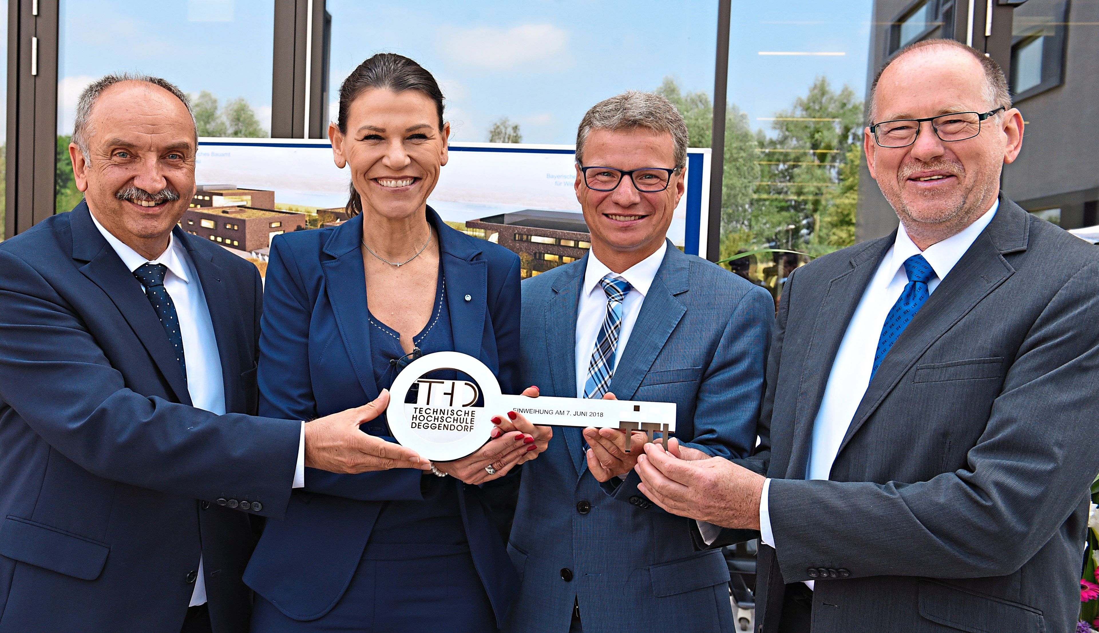 Feierliche Schlüsselübergabe mit (v.l.) Norbert Sterl, Prof. Dr. Marion Kiechle, Bernd Sibler und THD-Präsident Prof. Dr. Peter Sperber Feierliche Schlüsselübergabe mit (v.l.) Norbert Sterl, Prof. Dr. Marion Kiechle, Bernd Sibler und THD-Präsident Prof. Dr. Peter Sperber