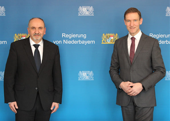Regierungspräsident Rainer Haselbeck (rechts) wünscht Norbert Sterl alles Gute für seine neue, verantwortungsvolle Aufgabe. 