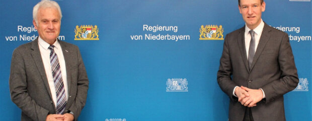 Regierungspräsident Rainer Haselbeck (rechts) dankt Robert Wufka für seinen großen Einsatz. Regierungspräsident Rainer Haselbeck (rechts) dankt Robert Wufka für seinen großen Einsatz.