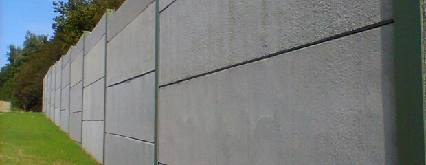 Bei Altenburg wurde auf einer Länge von 270 Metern eine hochabsorbierende Lärmschutzwand aus Beton errichtet. Bei Altenburg wurde auf einer Länge von 270 Metern eine hochabsorbierende Lärmschutzwand aus Beton errichtet.
