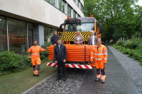 Zum Auszeichnungstermin brachten Straßenmeister Rainer Piser (vorne, Mitte) und sein Kollege Josef Bernkopf (hinten, links) auch den Lkw mit der angebauten Ausbringungsplattform mit. Verkehrsministerin Kerstin Schreyer und Leitender Baudirektor Robert Wufka (hinten, rechts) testeten die Plattform. Mitgekommen waren auch die beiden Straßenwärter Dominik Kilger (l.) und Stefan Madl.