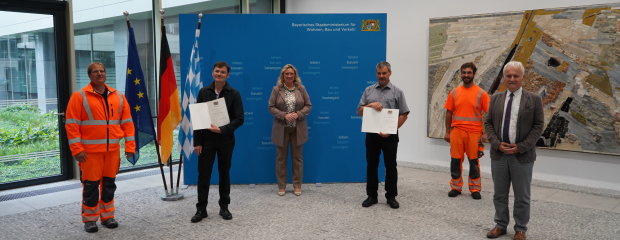 Urkunden für ihre innovative Idee überreichte Verkehrsministerin Kerstin Schreyer an Rainer Piser (2.v.l.) und Josef Bernkopf (2.v.r.). Leitender Bauamtsdirektor Robert Wufka (v.r.), Dominik Kilger und Stefan Madl (l.) gratulierten.